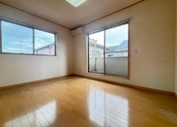 【中古】入間郡毛呂山町下川原中古住宅の洋室|2F南東 6帖洋室です！バルコニーに面しております！