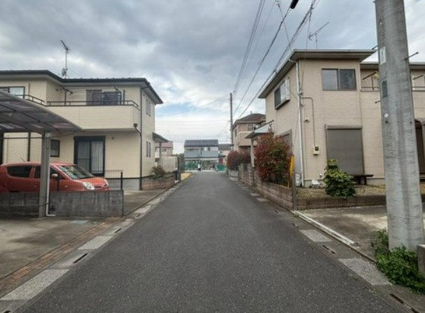 【中古】入間郡毛呂山町下川原中古住宅の前面道路含む現地写真|前面道路含む現地写真です