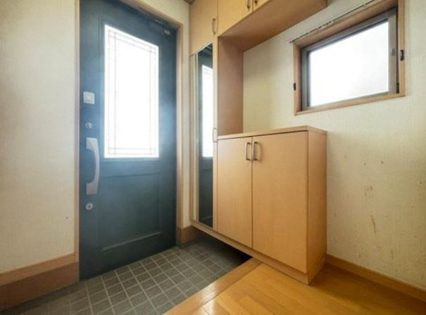 【中古】入間郡毛呂山町下川原中古住宅の玄関|毎日通る明るい玄関ホールです！