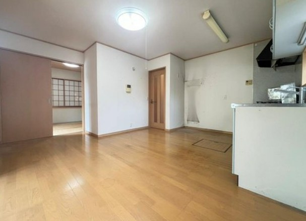 【中古】入間郡毛呂山町下川原中古住宅の居間・リビング|ゆったり過ごせる居間です