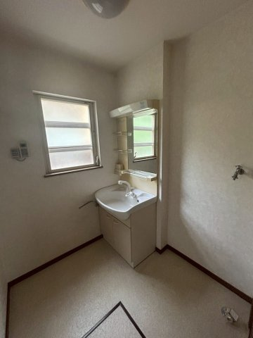 八街市雁丸　中古戸建の独立洗面台