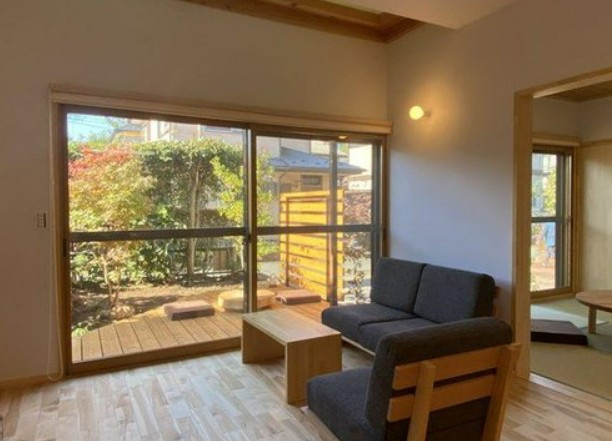 【中古】比企郡川島町八幡中古住宅の居間・リビング|窓も大きく採光・採風しっかりとれています♪