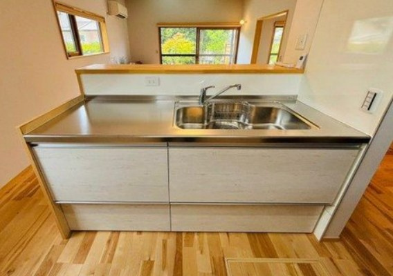 【中古】比企郡川島町八幡中古住宅のキッチン|お料理しやすいキッチンです！リビングを見渡せます☆