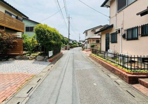 【中古】比企郡川島町八幡中古住宅の前面道路含む現地写真|前面道路含む現地写真です