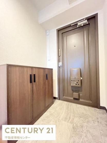 【玄関】 | パークハイツ千島 | ドアの内側も靴箱に合わせた塗装がされております！