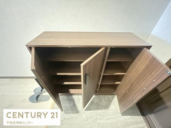 【玄関】 | パークハイツ千島 | 木目調のシンプルな靴箱は収納豊富！