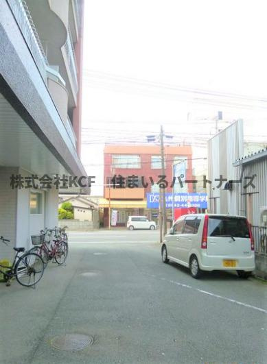 千本杉コーポの駐車場|車をお持ちの方に嬉しい駐車場付きの物件です