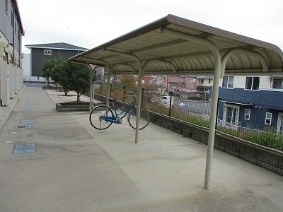 レオパレスインフィニティーのその他|屋根付き駐輪場です。