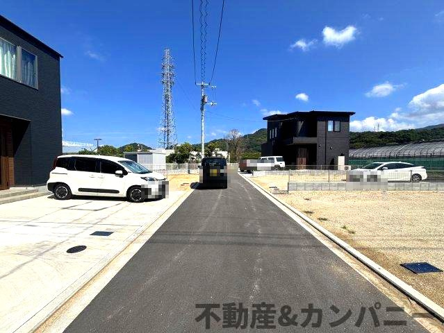 鷹子町のおトチ6号地　松山市鷹子町売土地の前面道路含む現地写真|前面道路含む現地写真です