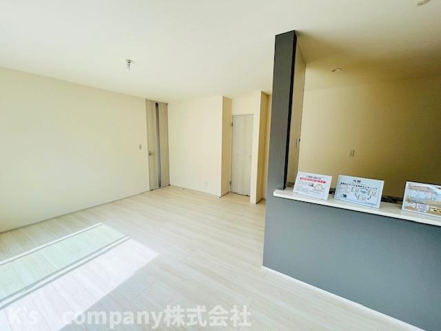 茅ヶ崎市高田1丁目　新築戸建の居間・リビング|日当り良いリビングルーム◇◇