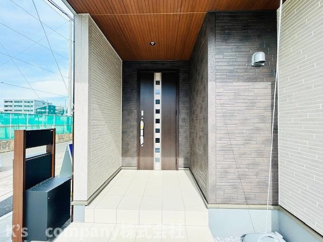 茅ヶ崎市高田1丁目　新築戸建の玄関|玄関アルコープ付き◇◇