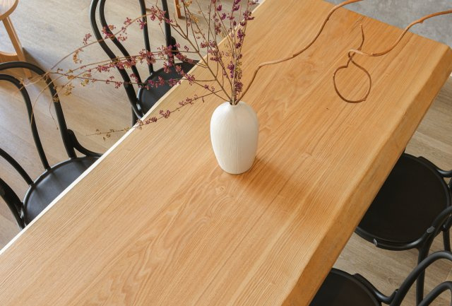 COLORSグリーンヒル 京都市西京区牛ケ瀬奥ノ防町 限定1区画のその他|～施工事例～天然木のダイニングテーブル
