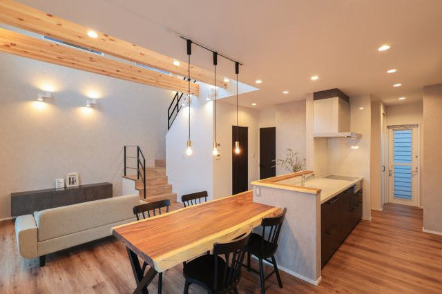 COLORSグリーンヒル 京都市西京区牛ケ瀬奥ノ防町 限定1区画のその他|～施工事例～天然木のダイニングテーブル