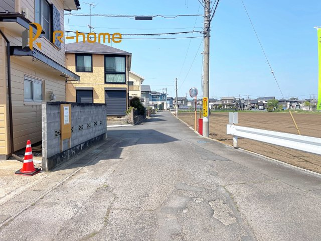かすみがうら市宍倉　中古戸建ての前面道路含む現地写真|『今から見たい！』大歓迎です♪
お気軽にＲ－ｈomeまでお問い合わせください。