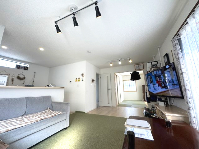 -三丁目不動産-児玉町金屋　令和4年築の居間・リビング