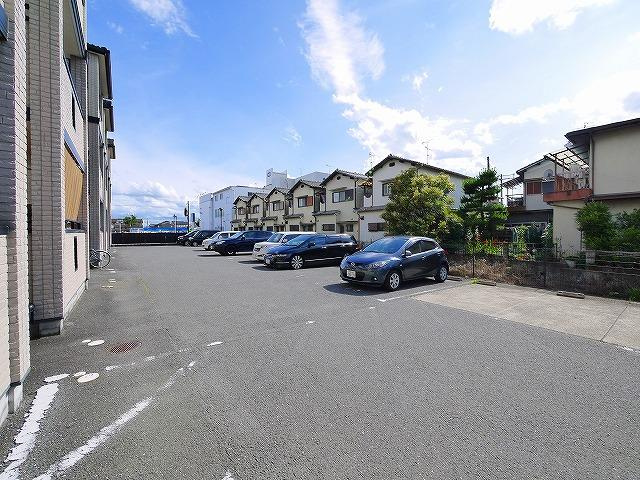 エミネンス朱雀の駐車場|駐車場があるので、車を買う予定の方も安心です