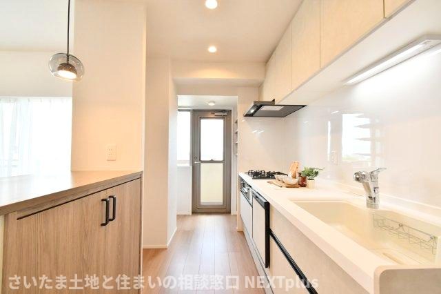 セレナハイムパークステージ桶川のキッチン|キッチンの後ろにはカウンターが付いておりますので、作業スペースが増えます。また、出来立てのお料理を配膳してもらうスペースにもちょうどいいですよね！面倒な洗い物は食洗機にお任せ！