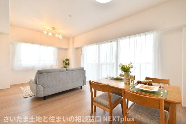 セレナハイムパークステージ桶川の居間・リビング|LDK16.5帖：リビングは窓が多く部屋の隅々まで陽が射し込みます！暖かくこもった空気は上にたまりやすいので、二面の窓を開け換気する事で、快適なお部屋の空気を維持する事ができます。