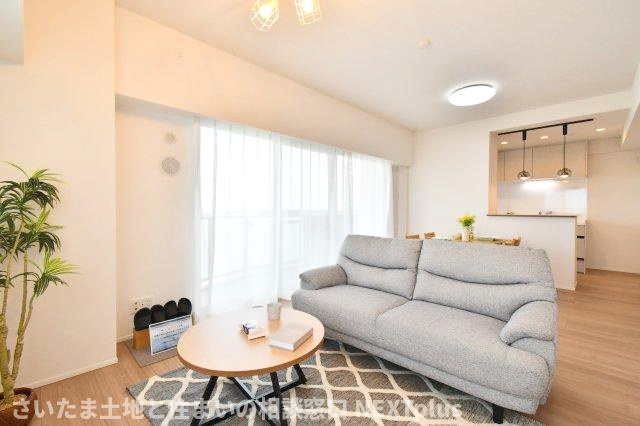 セレナハイムパークステージ桶川の居間・リビング|LDK16.5帖：カウンターキッチンの前にはダイニングテーブルを置き、奥にソファーやテレビを置く事で、ダイニング空間とリビング空間を分ける事ができメリハリがつきます！