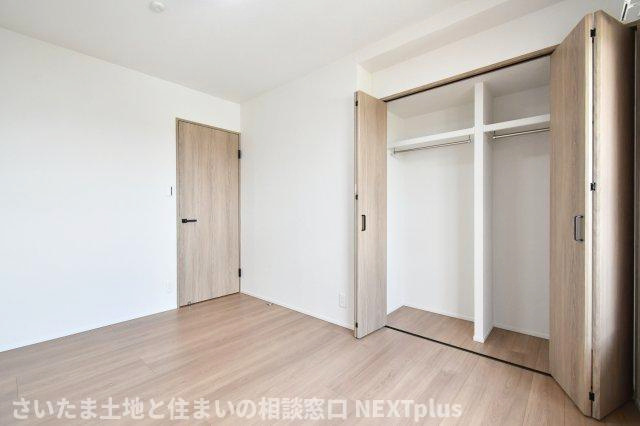 セレナハイムパークステージ桶川の洋室|洋室①5.6帖：クローゼットは上下セパレート・ハンガーパイプ付きです！上には季節物や思い出など毎日手に取らないものを収納、下にはハンガーパイプへコートや洋服など…かける収納もできます！