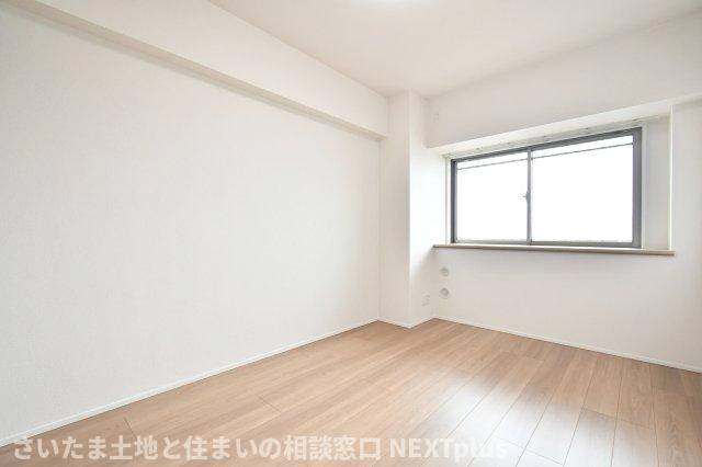 セレナハイムパークステージ桶川の洋室|洋室②5.8帖：ダブルベッドも置く事ができる広さですので、主寝室におすすめです！西側の窓は腰高窓に設計されているため、熱がこもりにくく湿気やダニ対策にもつながり寝室の環境を保つことが出来ます。