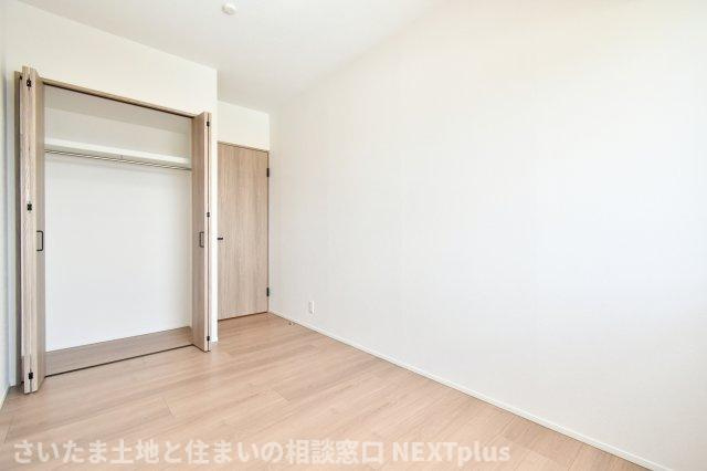 セレナハイムパークステージ桶川の洋室|洋室③5.1帖：白基調な洋室ですのでより空間を広く感じさせます。梁などデッドスペースになるものが室内にないため、家具のレイアウトもしやすいお部屋になっております！