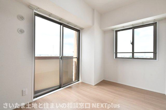 セレナハイムパークステージ桶川の洋室|洋室④5.2帖：歩規制側のサービスバルコニーへ出ることが出来ます。北西・北東の二面採光＆9回のお部屋ですので通風良好です。気持ちの良い朝日で目覚められそうですね！