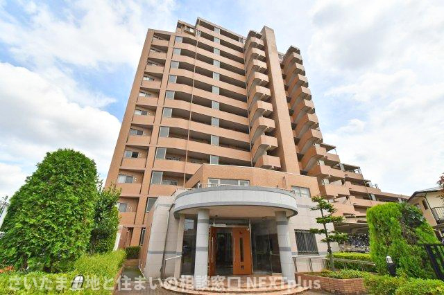 セレナハイムパークステージ桶川の外観|ＪＲ高崎線「桶川駅」徒歩12分の立地です。１３階建ての９階のお部屋ですので、眺めがイイです！バルコニーに出ると、気分がスッキリします！南東向きの窓からは陽の光がたくさん入って、お部屋が明るいです。