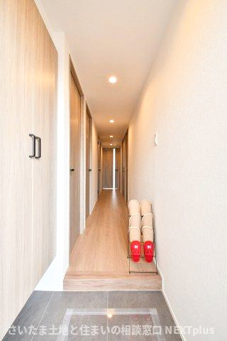 セレナハイムパークステージ桶川の玄関|玄関ドアの正面にはリビングのとびらがせっちされておりますので、急な訪問で玄関を開けた際室内が見えない設計です！窓もありますので、玄関も外からの光が差し込みます。