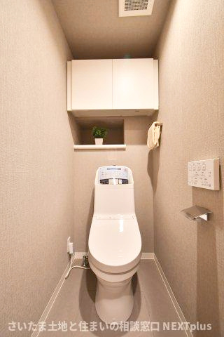 セレナハイムパークステージ桶川のトイレ|トイレ：奥行きにゆとりがあり、圧迫感の少ないトイレスペース。吊戸棚付きで、トイレットペーパーなどの備品補充も楽々行えます。掃除用具をしまうと清潔感も消す事ができ、イマドキなお部屋にできます。