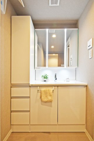 セレナハイムパークステージ桶川の独立洗面台|三面鏡シャンプードレッサーは忙しい朝の強い味方！サイドボックスには普段使いのタオル類をたくさん収納出来ますので…、入浴後ご家族の「タオル忘れたから取ってー！」という叫び声はこれで解消です。