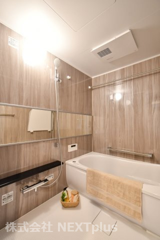 セレナハイムパークステージ桶川の浴室|シックで上品さを感じるバスルームはまるでホテルのような仕上がり。日常から解放できる癒しの空間となります。木目がアクセントになっております！新品交換済みですのでご入居後から気持ちよく入浴頂けます。