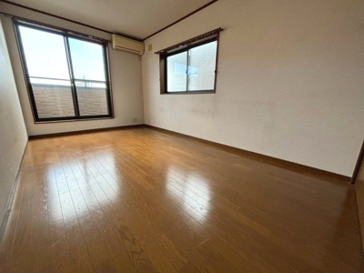 【洋室】 | 宮沢町戸建 | 2階洋室約8帖
※クリーニング前の写真です。