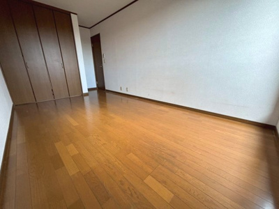 【洋室】 | 宮沢町戸建 | 2階洋室約8帖
※クリーニング前の写真です。