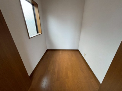 【収納】 | 宮沢町戸建 | 2階洋室約8帖　ウォークインクローゼット
※クリーニング前の写真です。