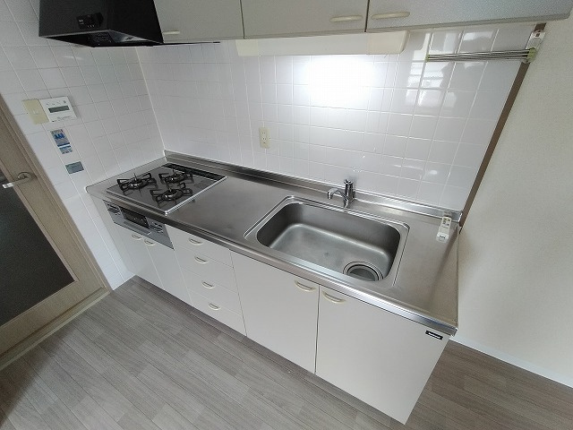神戸市兵庫区本町２丁目の賃貸マンションのキッチン|システムキッチン（ガス3口）