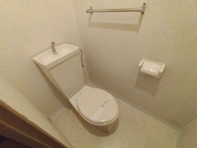 神戸市兵庫区本町２丁目の賃貸マンションのトイレ