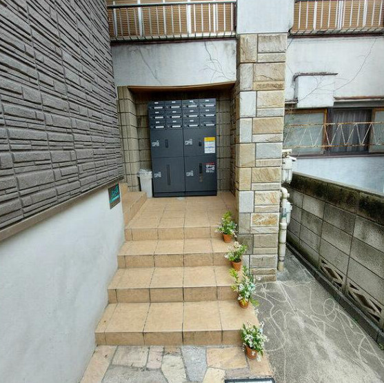 新宿区赤城下町の賃貸マンションのエントランス