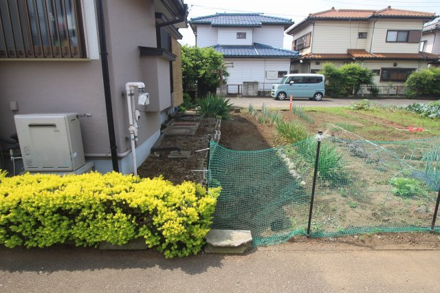 小山市横倉新田の外観|【北側道路側より】東側との境界部分（2025年5月撮影）