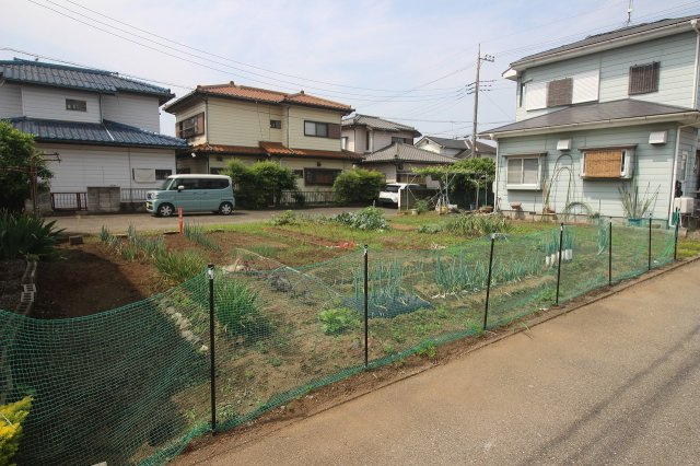 小山市横倉新田の外観|【北側道路側より】北東側との境界部分（2025年5月撮影）