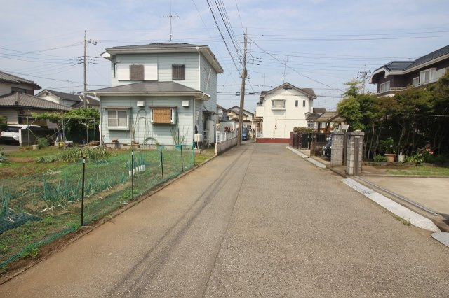 小山市横倉新田の前面道路含む現地写真|北側道路（2025年5月撮影）