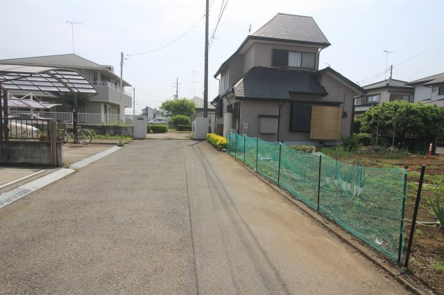 小山市横倉新田の前面道路含む現地写真|北側道路（2025年5月撮影）