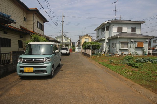 小山市横倉新田の前面道路含む現地写真|南側道路（2025年5月撮影）