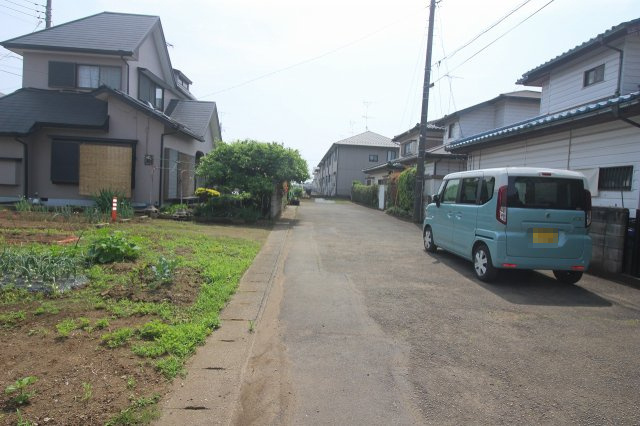 小山市横倉新田の前面道路含む現地写真|南側道路（2025年5月撮影）