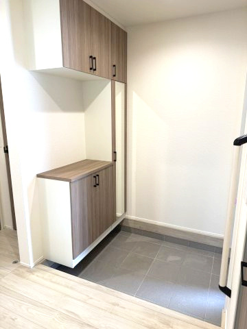 リナージュ前橋大利根町2丁目24-1期　１号棟　新築戸建の玄関|毎日通る玄関はこちらです。収納もたっぷりついてます。