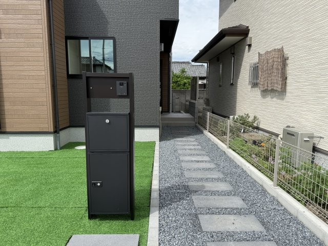 リナージュ前橋大利根町2丁目24-1期　１号棟　新築戸建の玄関|玄関前のアプローチも素敵です。
モニター付きインターホンも標準装備です！
