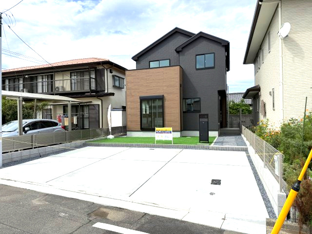 リナージュ前橋大利根町2丁目24-1期　１号棟　新築戸建の駐車場|駐車場もキレに整備されています。並列３台まで駐車可能です。
前面道路も広々していて駐車しやすいですよ！