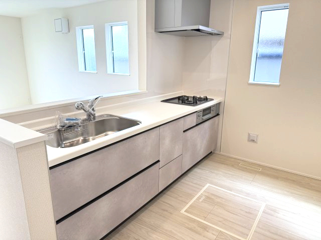 リナージュ前橋大利根町2丁目24-1期　１号棟　新築戸建のキッチン|人気のカウンターキッチン採用です☆
コンロも３口ご用意しています！調理スペースも広くストレスなくお料理できます。
浄水器つきなので美味しいお水も飲めますよ♪
収納も沢山ご用意しています。