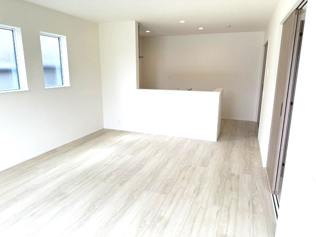 リナージュ前橋大利根町2丁目24-1期　１号棟　新築戸建の居間・リビング|人気の対面式キッチンを配した空間はお好みの家具も合わせやすく、家族がくつろぐ快適な空間造りをサポート。窓からは明るい陽光が差し込みます。