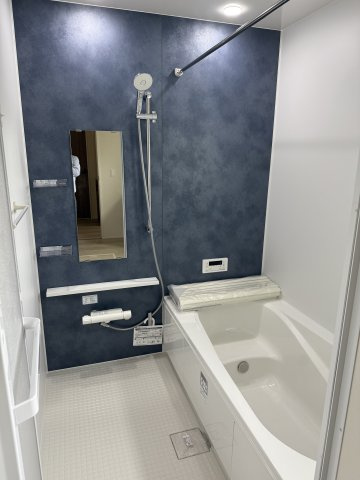 リナージュ前橋大利根町2丁目24-1期　１号棟　新築戸建の浴室|１坪タイプのフルオートバスです！
足を延ばして入れる広さなので一日の疲れも癒されますよ♪
室内物干しや浴室乾燥機もあるのでお天気の悪い日にはランドリースペースとしてもご利用できます！
